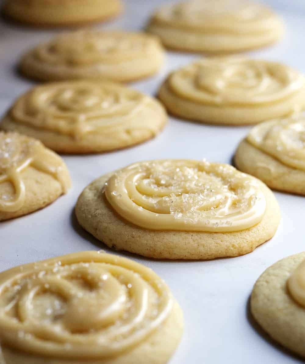 https://pinchandswirl.com/wp-content/uploads/2012/12/Soft-Sugar-Cookies-on-parchment-paper.jpg