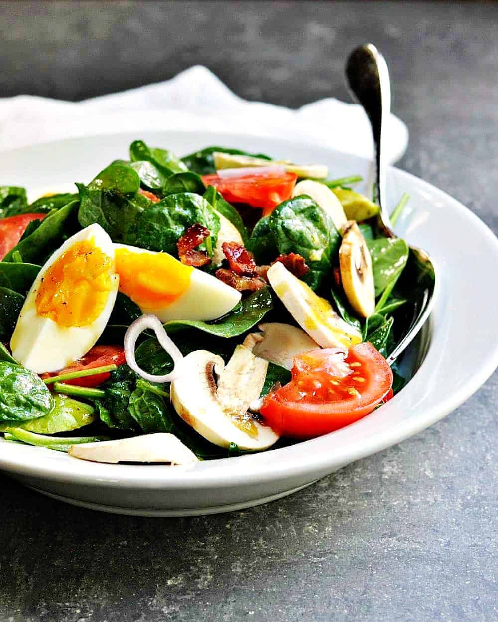 https://pinchandswirl.com/wp-content/uploads/2017/08/Spinach-Salad-Served-in-a-white-ceramic-bowl.jpg