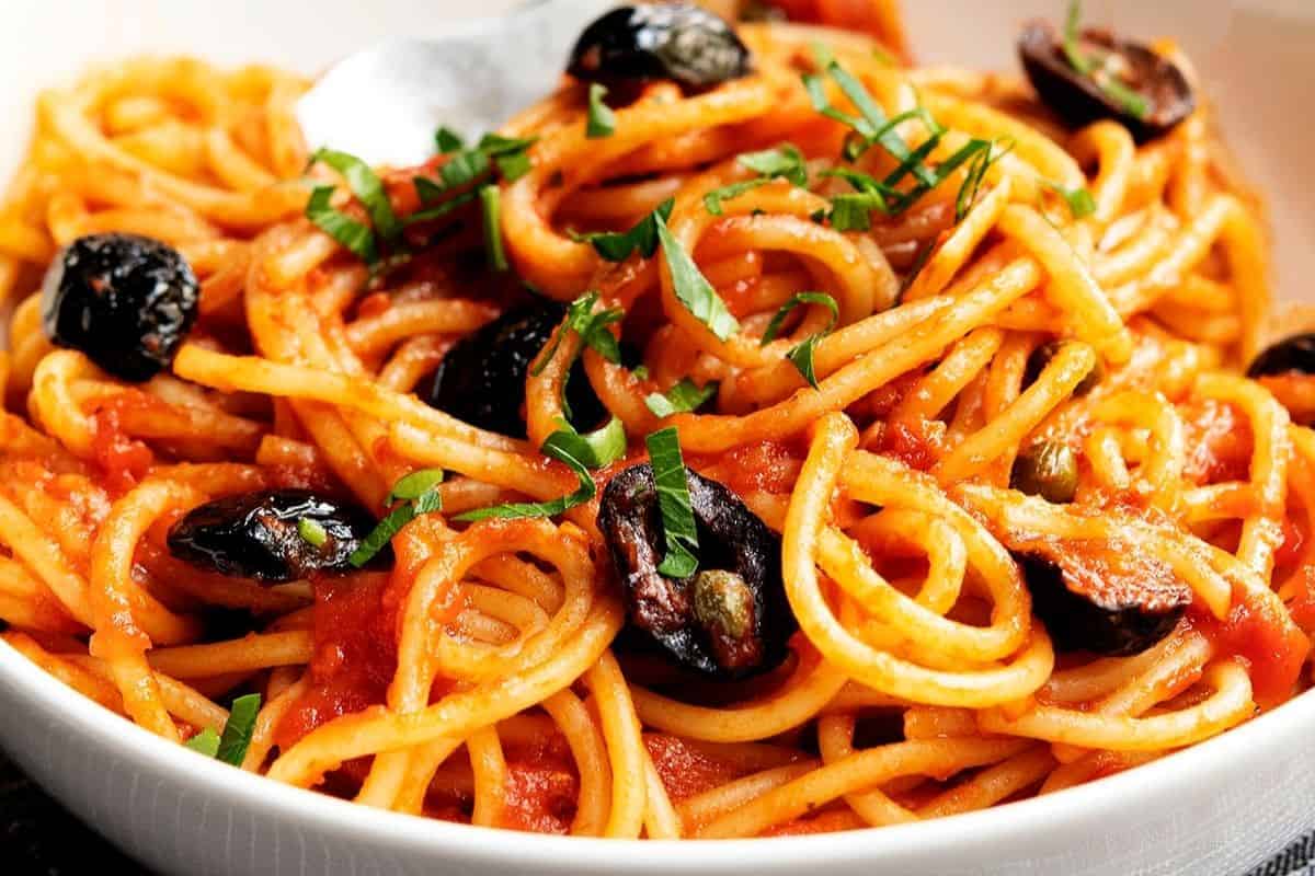 Spaghetti alla Puttanesca - Pinch and Swirl