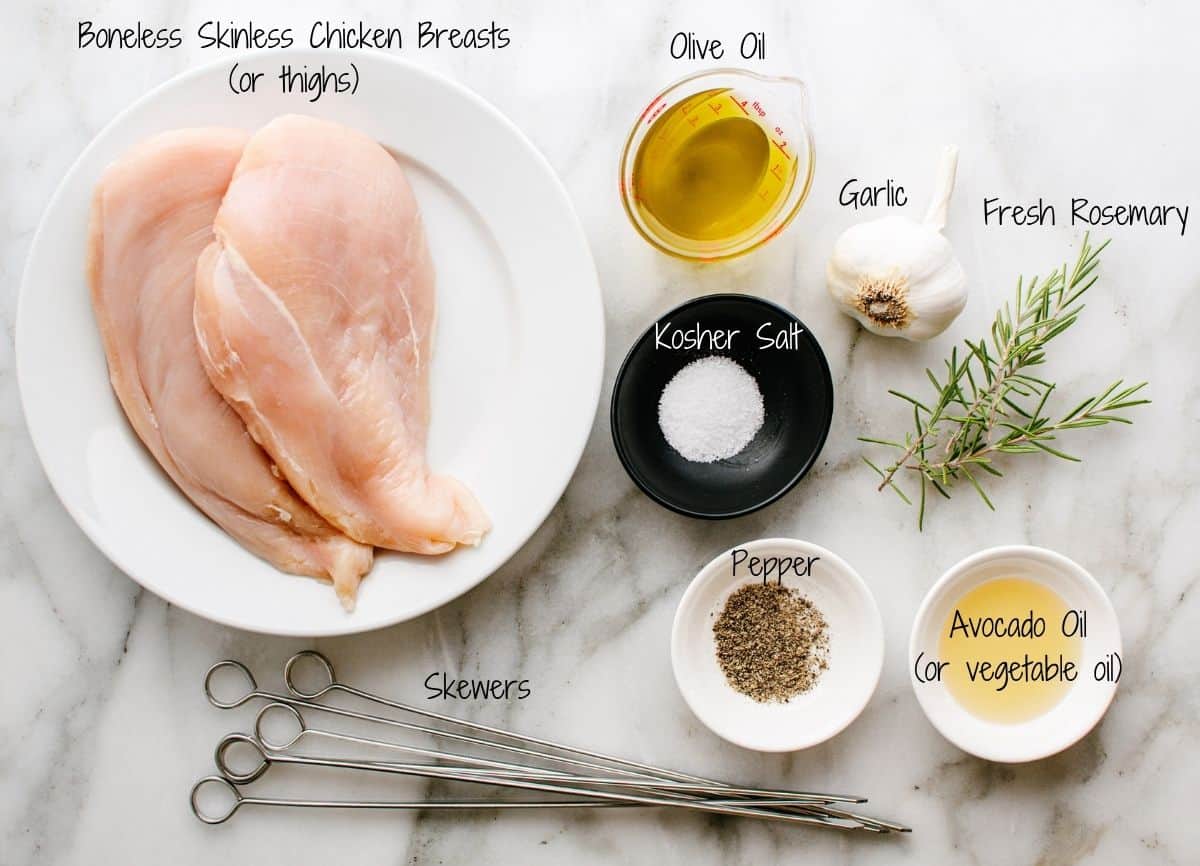  Ingredientes para Brochetas de pollo en el horno en una tabla de mármol blanco